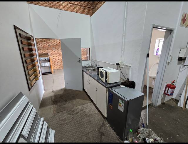 305M² WAREHOUSE TO LET IN MEADOWDALE